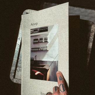 Aesop-Broschüre, Produktdarstellung vor neutralem Hintergrund