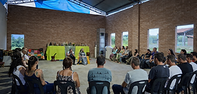 DiscussĂŁo em cĂrculo no espaço aberto.png