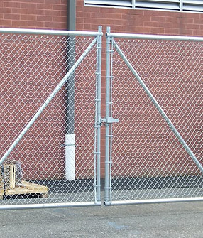 Puerta de tubo galvanizado + alambre ciclón.jpeg