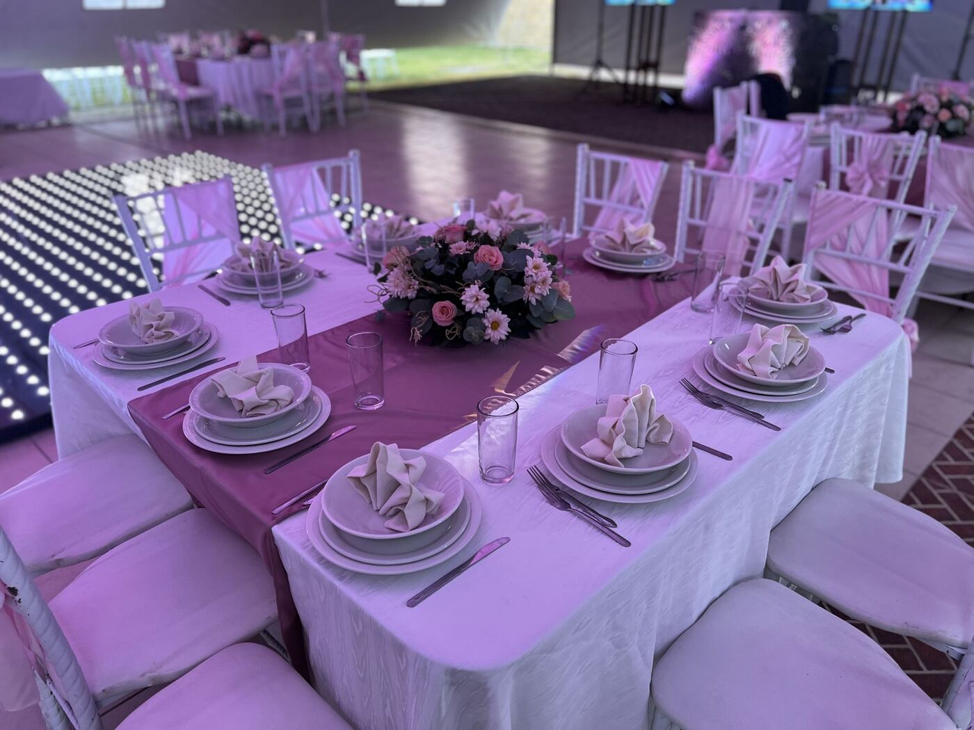 Mesa con mantel rosa junto a la pista