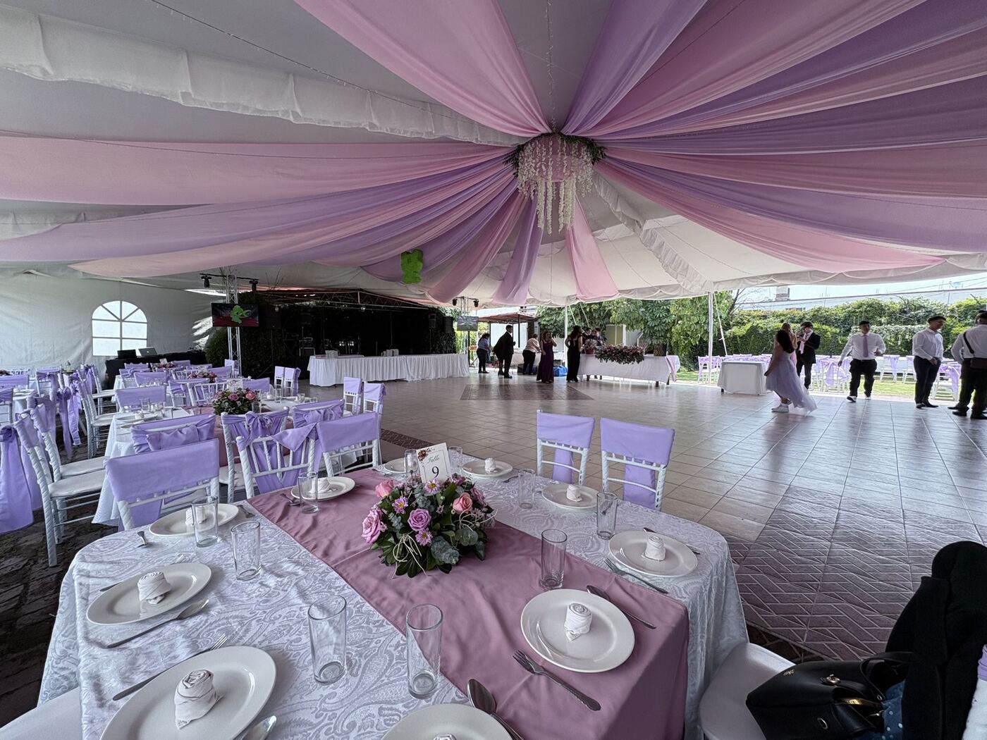 Salón con telas rosas en el techo y pista de baile