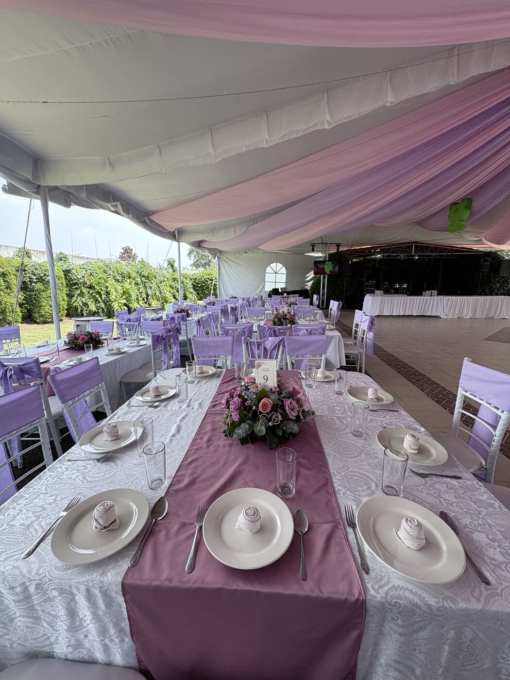 Mesa imperial con camino rosa
