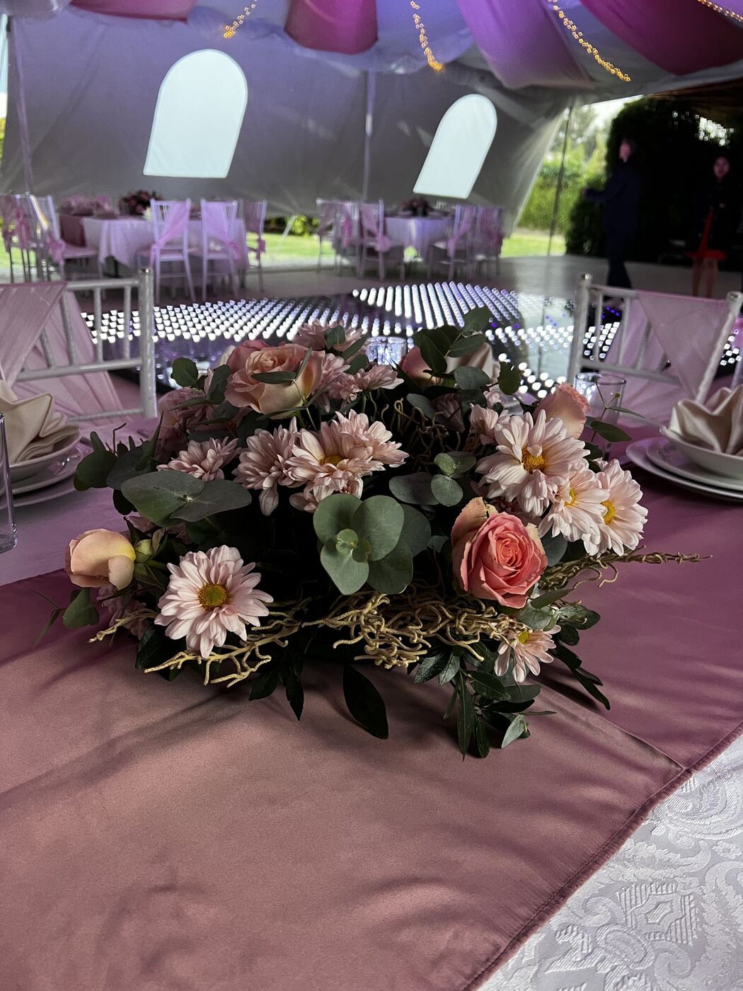 Centro de mesa de flores en tonos rosa