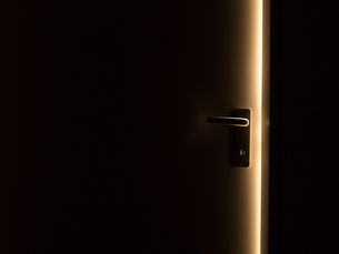 Eine Tür die einen Schlitz aufweist weil sie nicht dicht ist