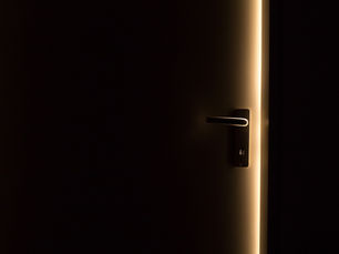 Eine Tür die einen Schlitz aufweist weil sie nicht dicht ist