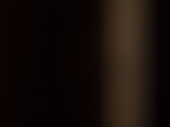 Eine Tür die einen Schlitz aufweist weil sie nicht dicht ist