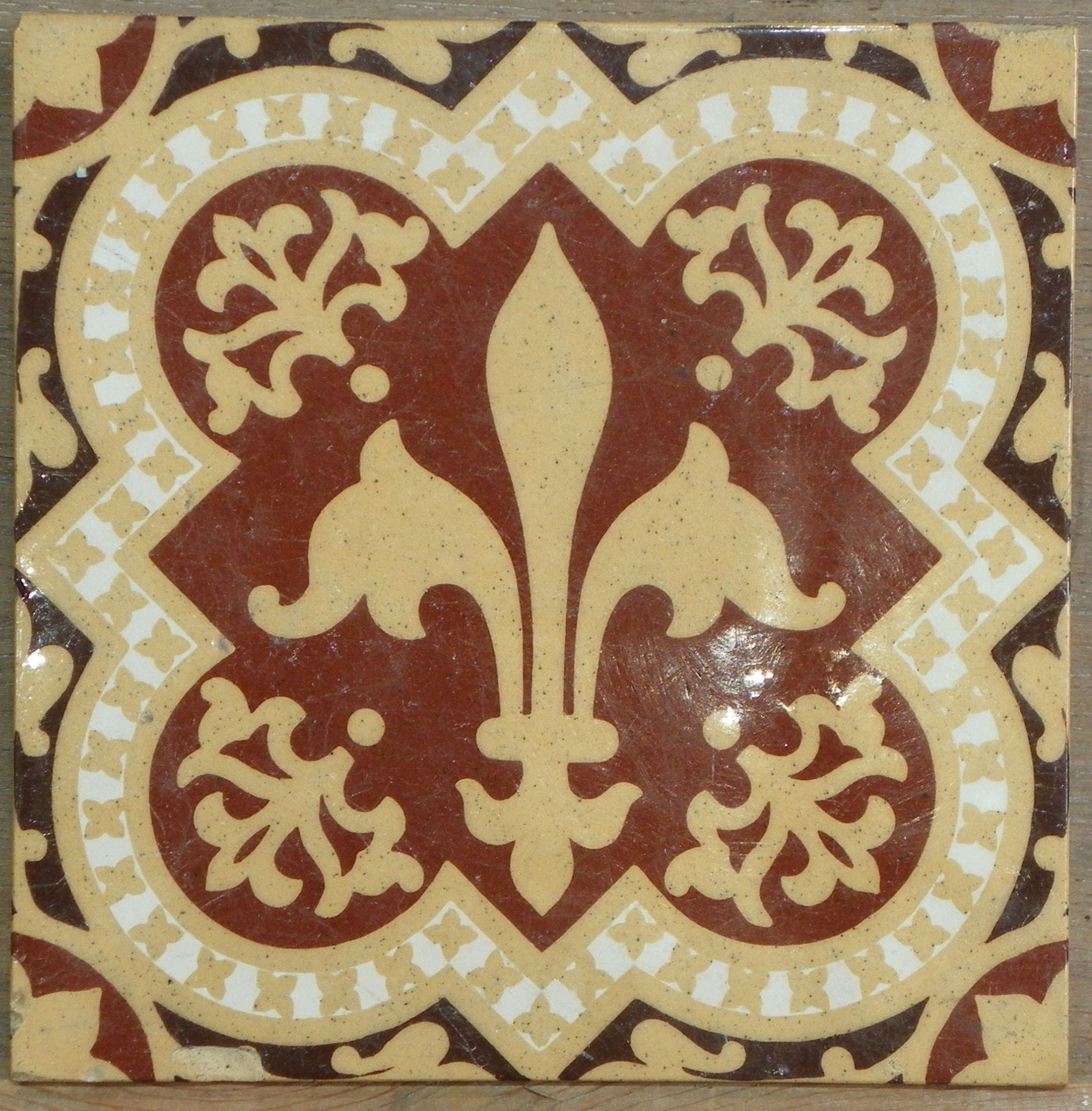 Fleur de Lys - white, brown, dark red and buff