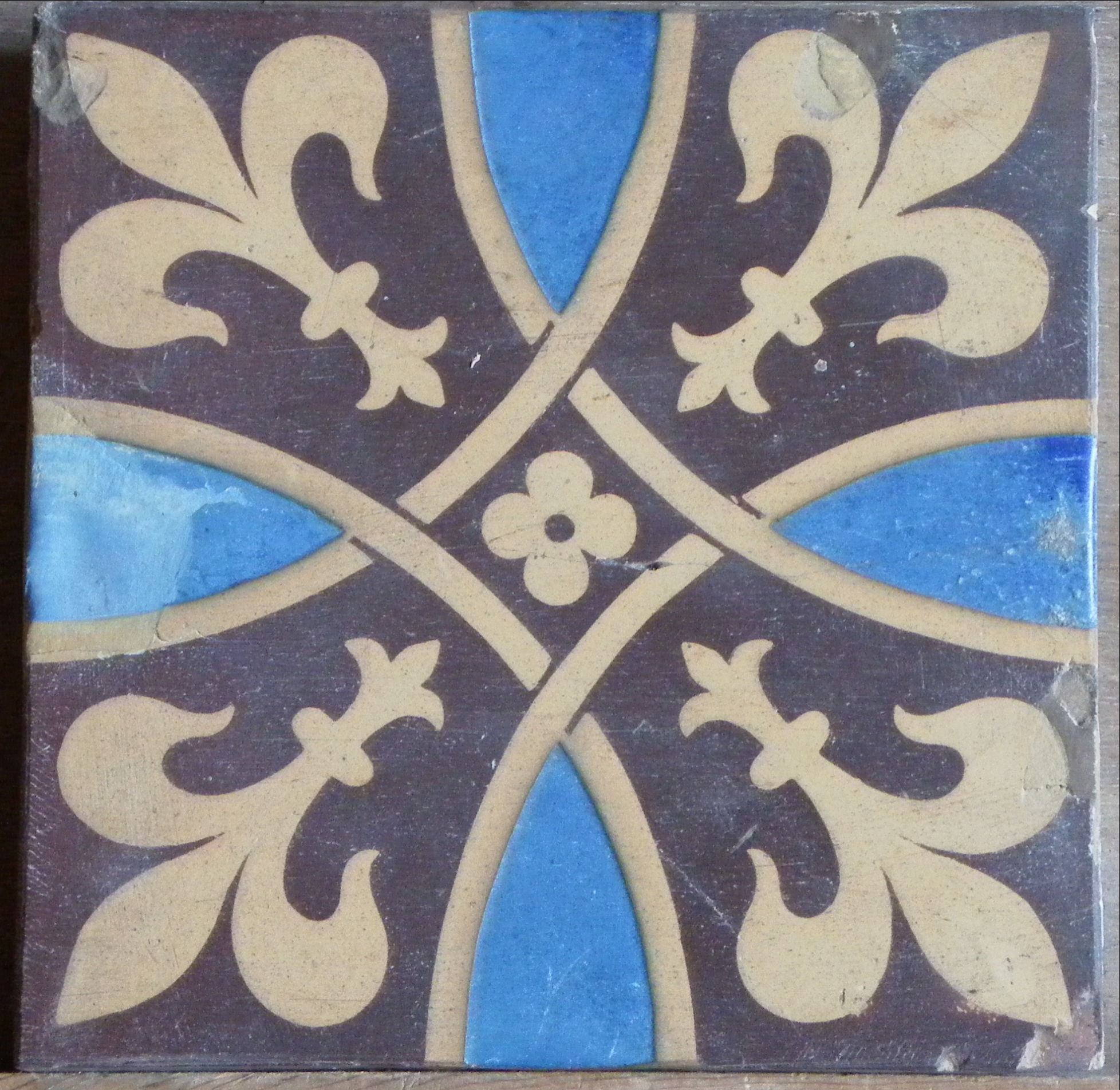 Fleurs de lys in interlocking circles