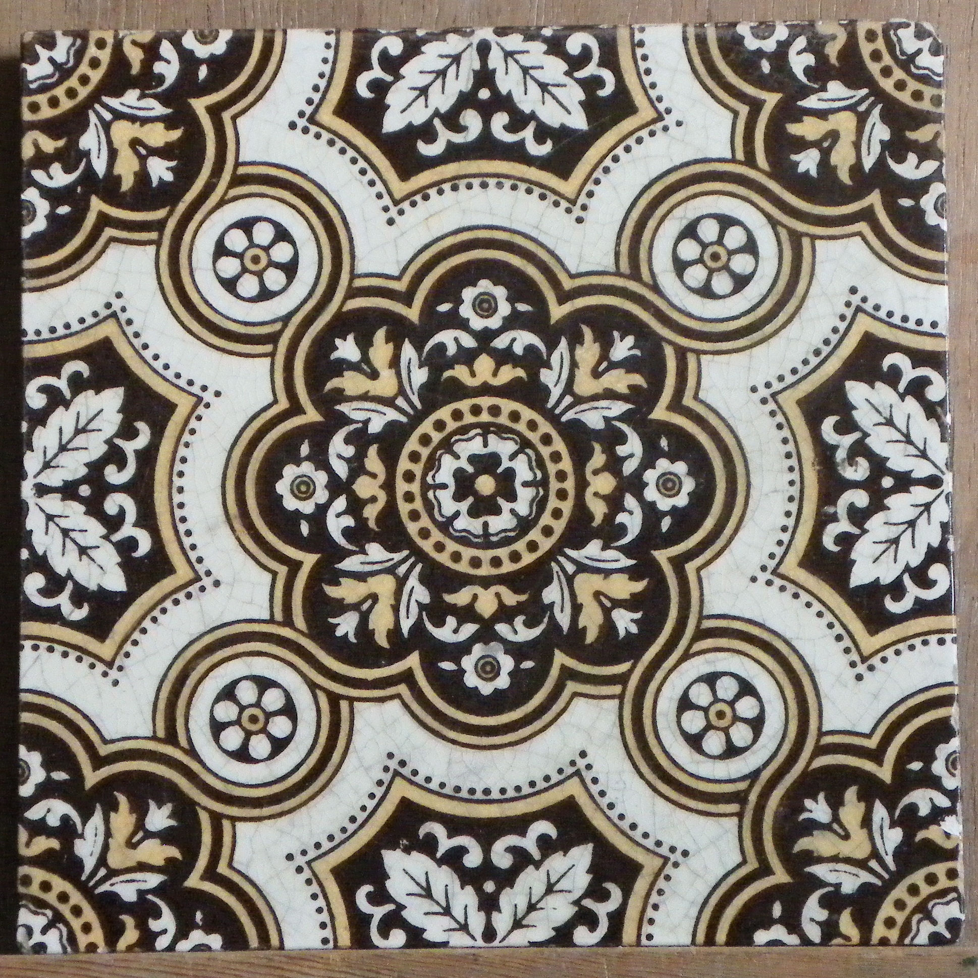 Floral geometry with central octofoil