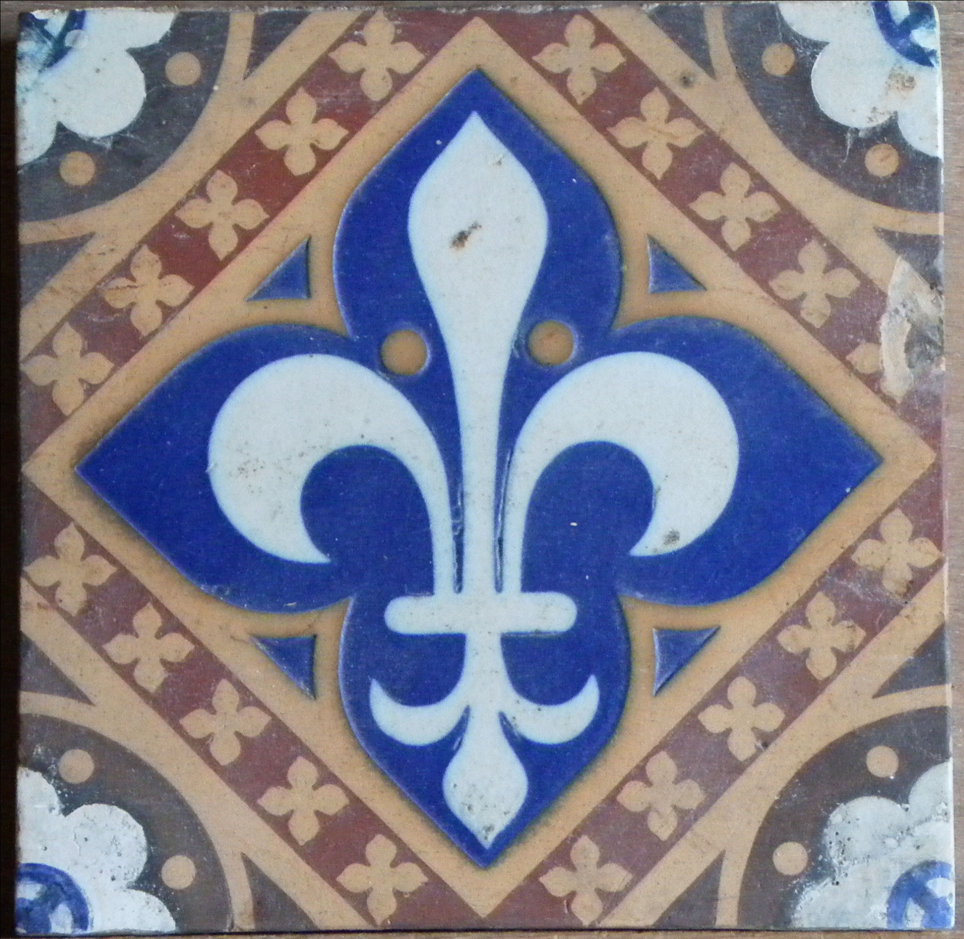 Fleur de lys in pointed quatrefoil