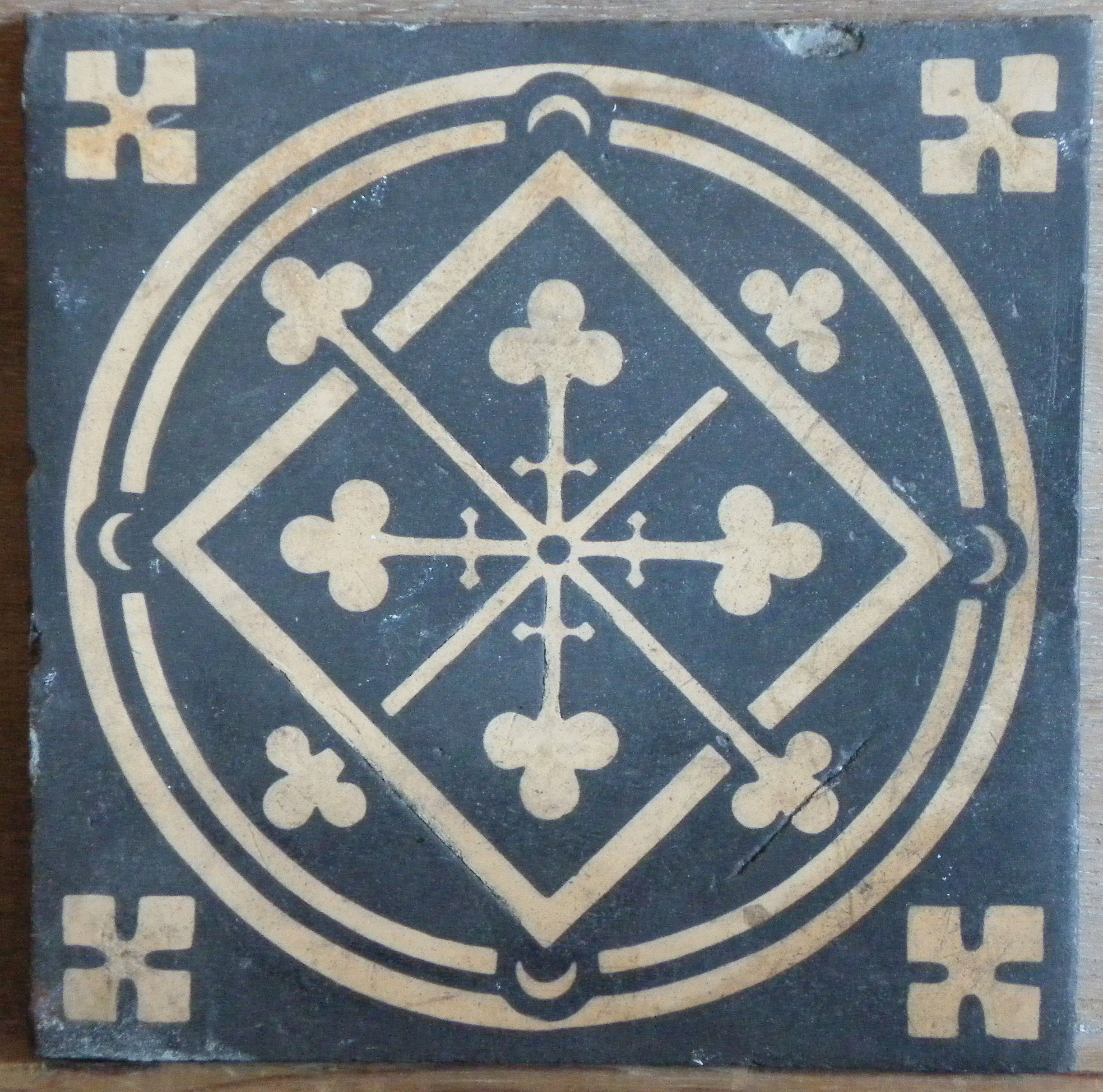 Foliate cross with trefoil buds