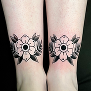 Neo traditional American traditional flower tattoo, tattooed by ocala florida tattoo artist Amanda Lugo at The Tattoo gallery of Ocala