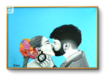 Este emotivo lienzo captura un instante íntimo de amor con gran sensibilidad. La escena, pintada en blanco y negro sobre un vibrante fondo azul celeste, retrata a una pareja compartiendo un beso y la conexión entre los dos. El toque de color lo aportan las flores tropicales que adornan el cabello de la mujer, símbolo de pasión y vida.