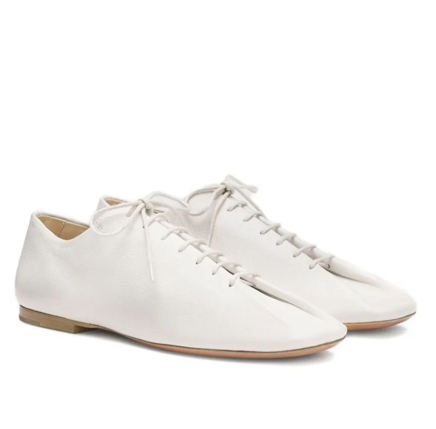 LEMAIRE Souris Derby for the woman whose city stride is defined by bold confidence. In the supple leather, is her foundation for everything from structured office days to weekend gallery visits and intimate evenings.