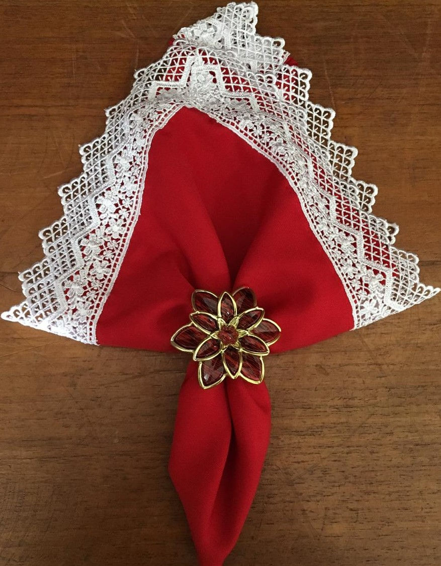 GUARDANAPO VERMELHO COM RENDA BRANCA