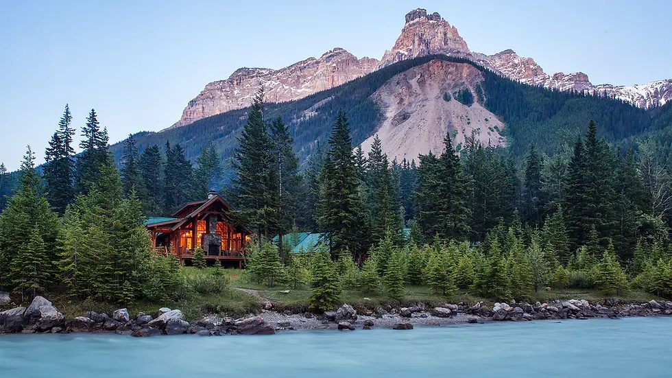 Vue d'un hôtel de luxe entouré de montagnes et de forêts