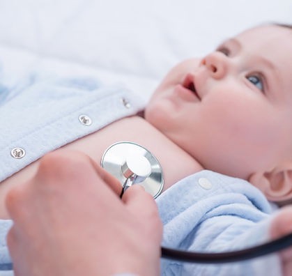 Pediatra Infant Esaminando