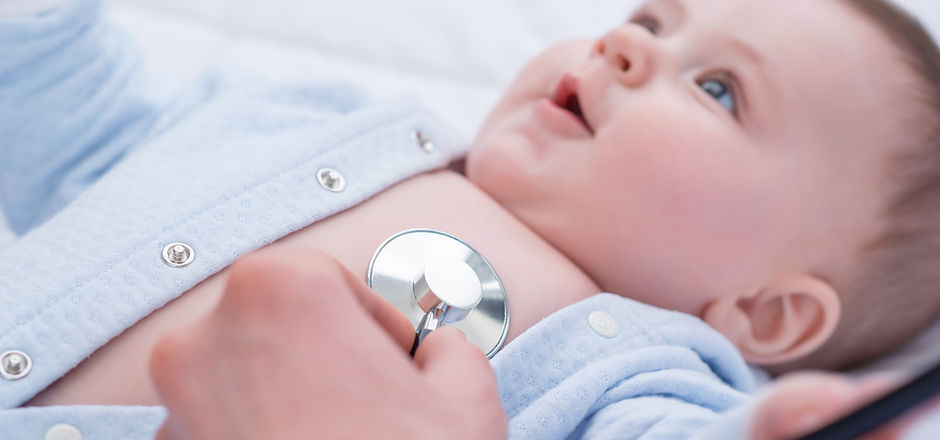 Infant Examinando pediatra