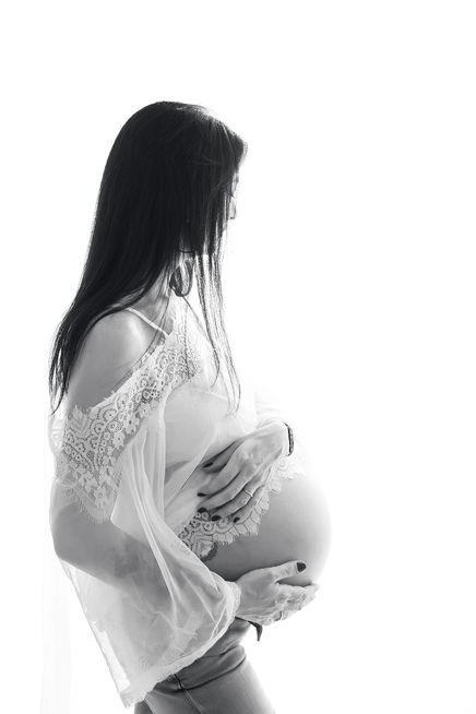 Femme enceinte devant fenêtre - séance maternité - Photographe Montpellier Nîmes - photo n