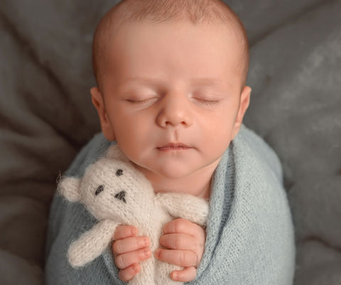 Gros plan sur bébé tenant un doudou - Séance photo bébé - Ohana Photographie by Virginie Peigne - Photographe bébé et naissance entre Montpellier et Nîmes