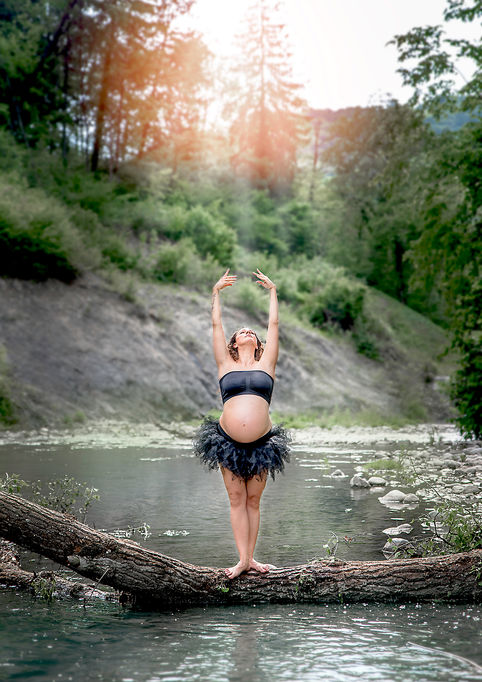 Danseuse enceinte sur un tronc sur la rivière - Photographe  grossesse et maternité en extérieur entre Montpellier et Nîmes - Ohana Photographie by Virginie Peigne - Séance photo future maman et maternité