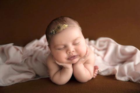 Bébé endormi sur le ventre, menton appuyé sur ses mains - baby froggy - Séance photo bébé - Ohana Photographie by Virginie Peigne - Photographe bébé et naissance entre Montpellier et Nîmes