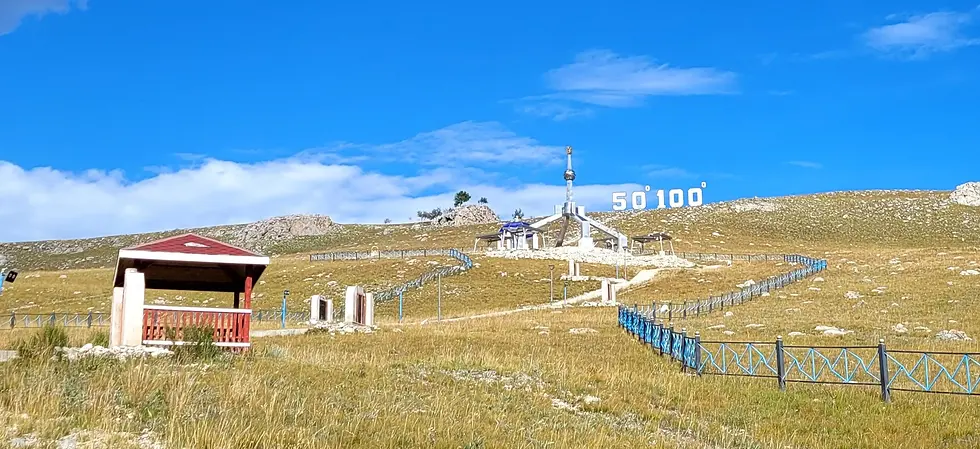 ヘンティー県の丘に立つ、チンギス・ハーンを象徴する記念碑と草原の風景
