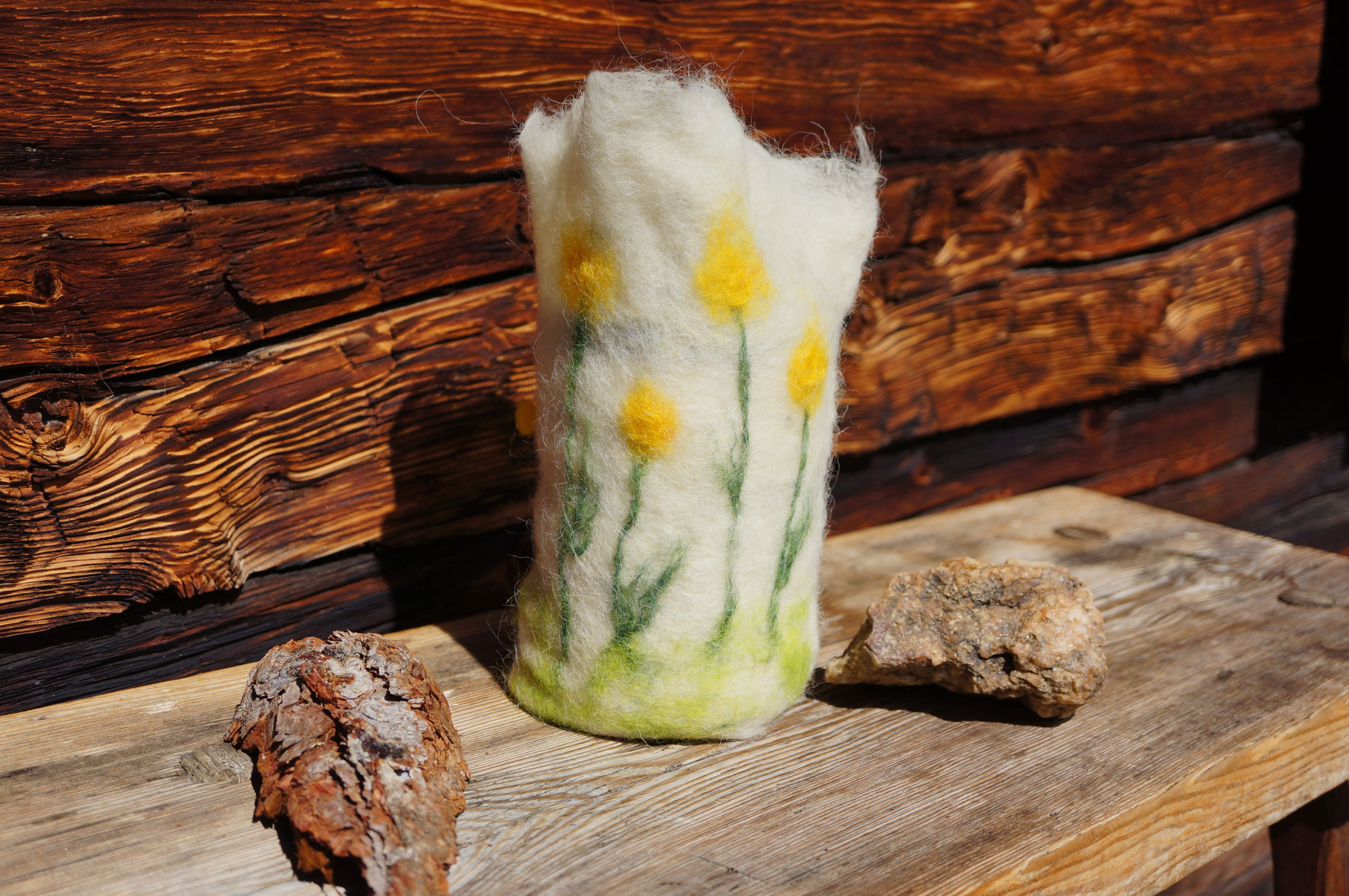 Windlicht aus Filz mit gelbem Blumenmotiv