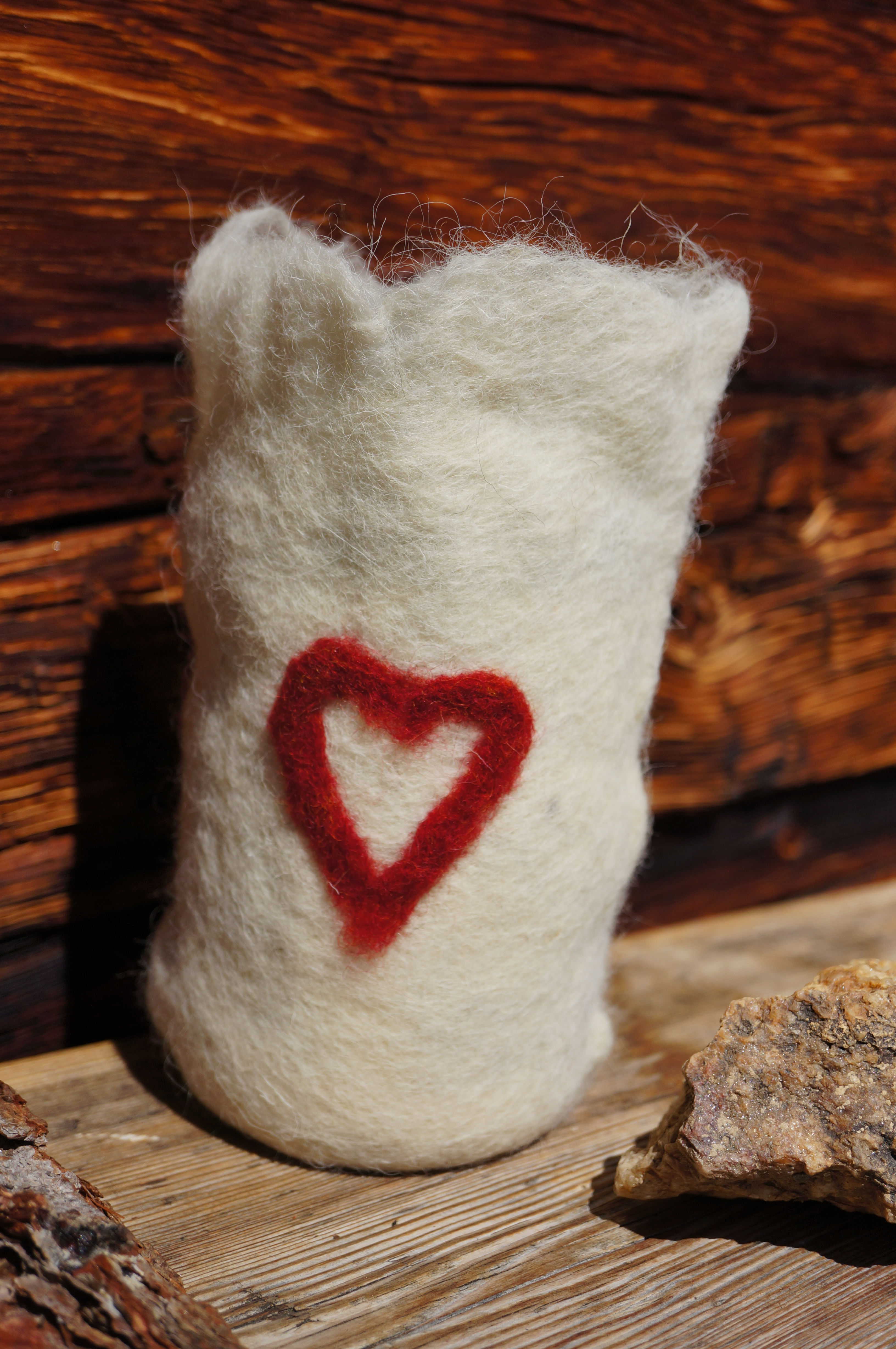 Windlicht aus Filz mit Herzmotiv