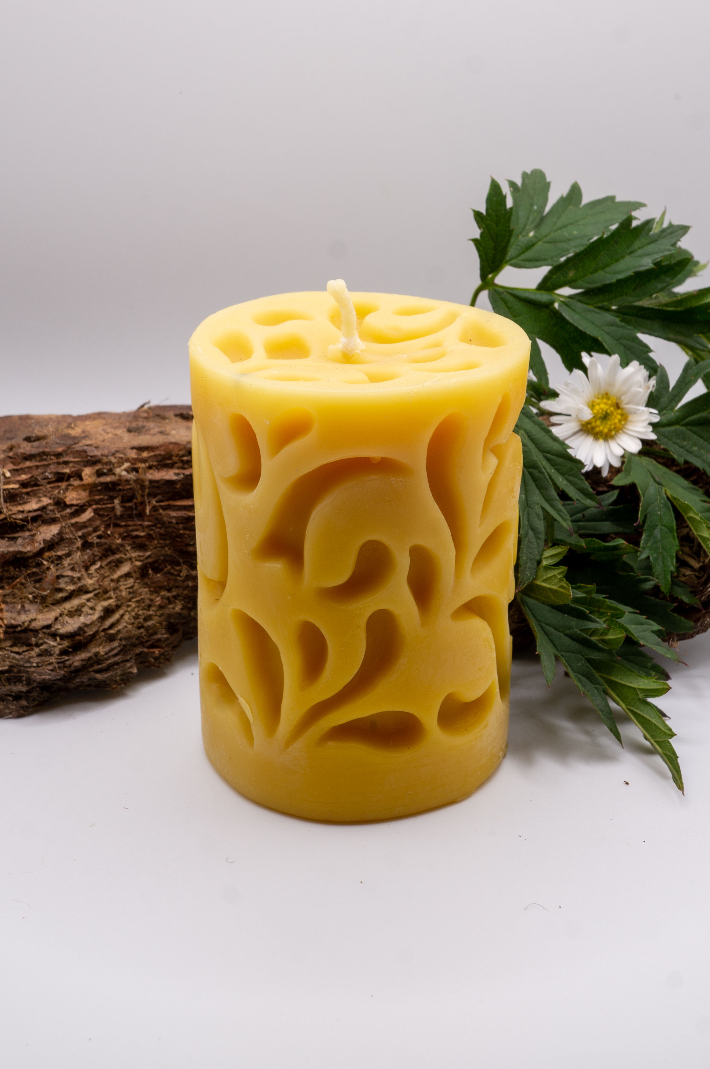 Stumpenkerze mit Ornamenten