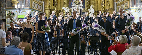 Pascal Denoyer et solistes recevant des applaudissements