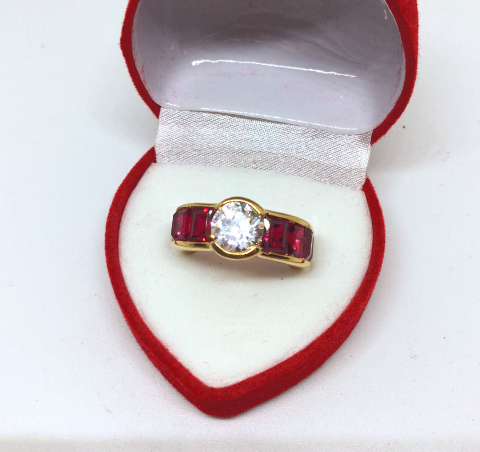 Bague plaqué or oxyde sertie rail rubis