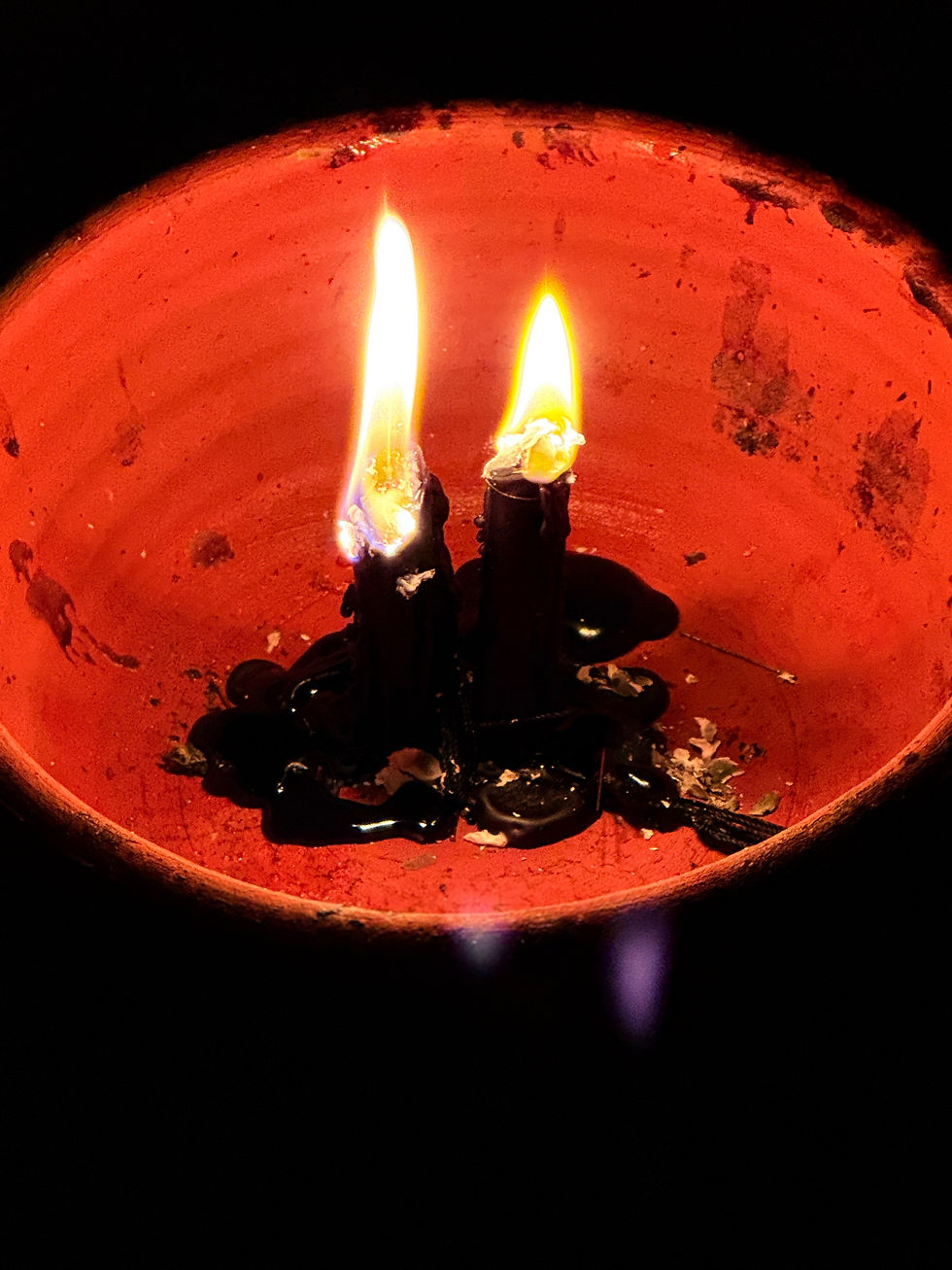 imagem de duas velas pretas sendo usadas em um trabalho de magia na quimbanda