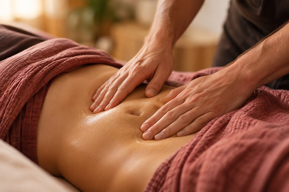 Hände bei einer sanften Bauchmassage im Wochenbett