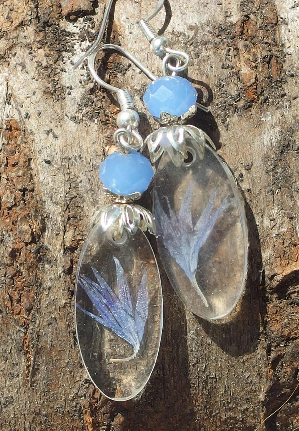 Boucles d'oreilles artisanales pétales de Bleuet et résine