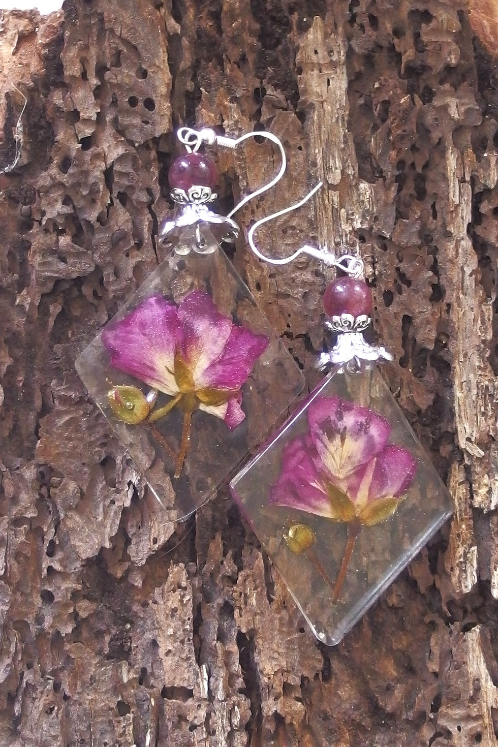 Boucle d'oreilles avec une  rose ancienne et résine