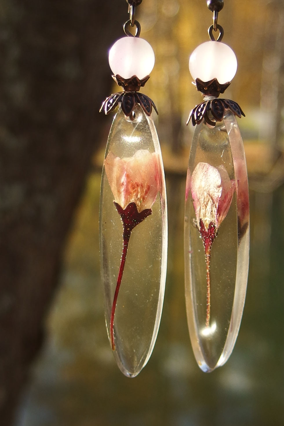 Miniature : Boucles d'oreilles longues avec fleurs de Lotus et résine