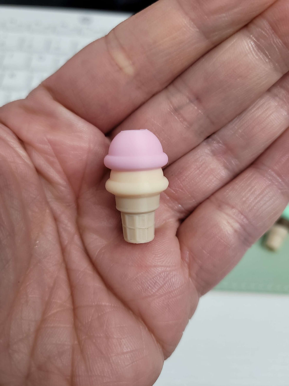 Ice cream shaped paracord bead in assorted flavours including vanilla and strawberry.