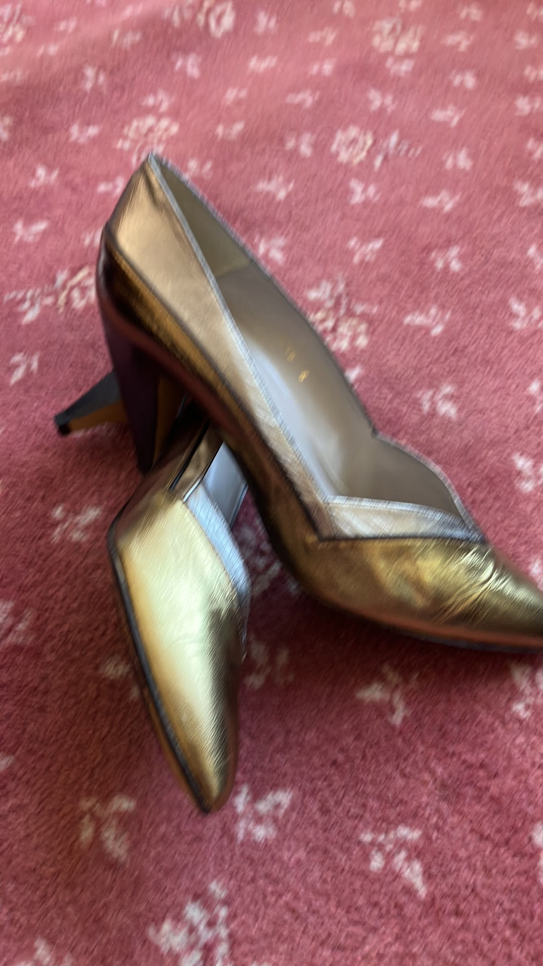Pierre Cardin size 6 silver/gold shoe