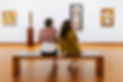 Coach und Kunde vor Kunstwerken eines Museums in Wien