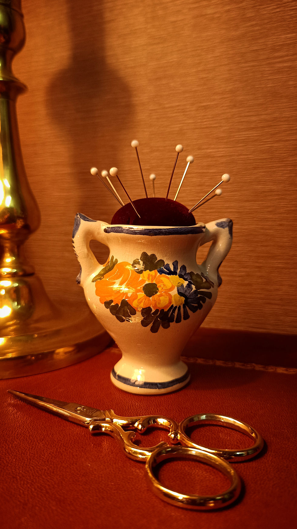 Miniature : Pique-aiguilles ancien en porcelaine fleurie