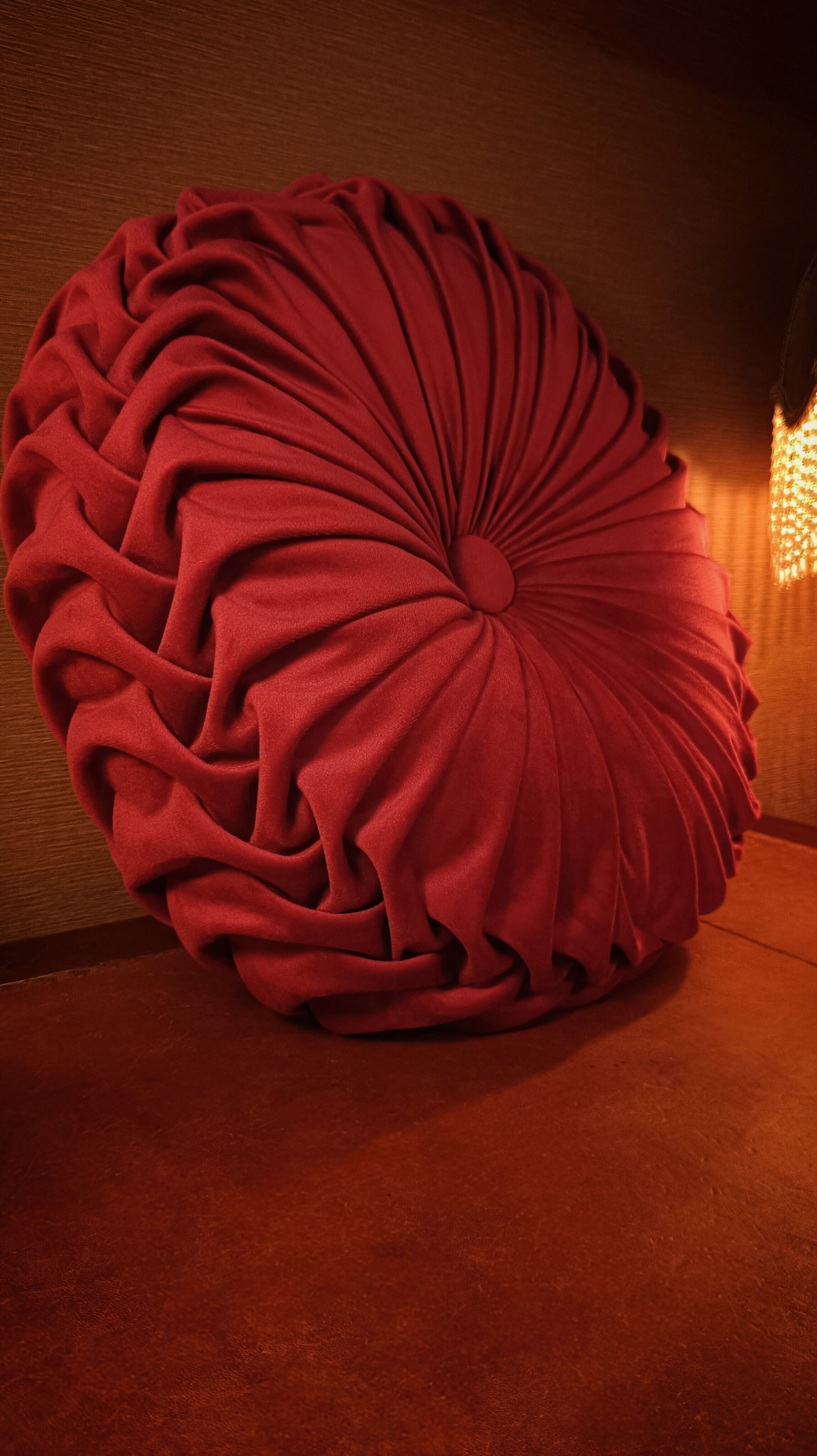 Coussin rond plissé en velours rouge – Fait main