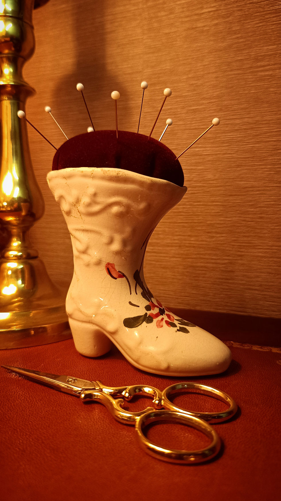 Miniature : Pique-aiguilles ancien en porcelaine fleurie