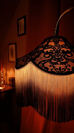 Abat-jour suspension en satin beige et dentelle noire format 16-9