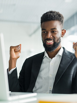 heureux-homme-affaires-afro-americain-co