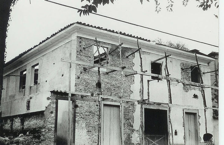 Fotografia nas cores preto e branco. Na imagem vemos as ruínas do prédio do Cinema. 