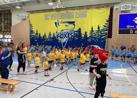 Mini-Handballer verzaubern das Märchenland in der Stadthalle