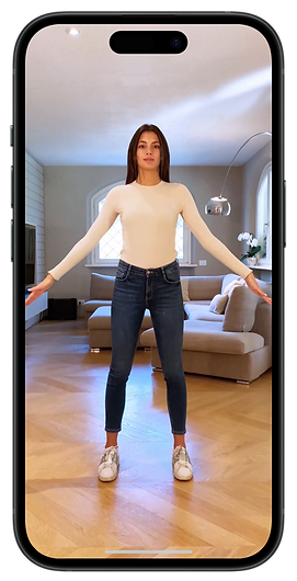 Donna in posizione per body scanning con braccia aperte, fotografata da smartphone per misurazione taglia online