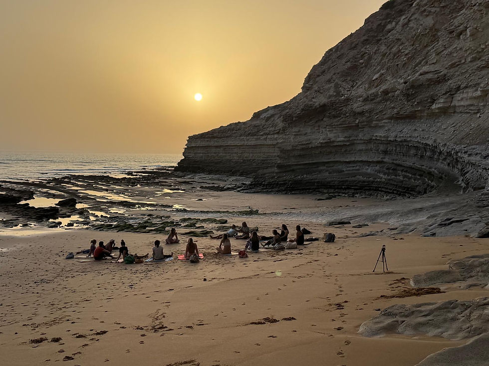 Cours de yoga plage.jpeg