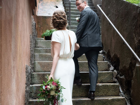 Hääkuvissa helmikoristeinen kreppipuku lyhyillä hihoilla